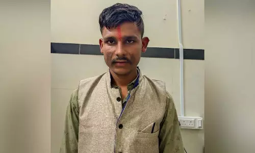 मुंबई : QR कोड धोखाधड़ी के आरोप में सुरक्षा गार्ड गिरफ्तार मुंबई : QR कोड धोखाधड़ी के आरोप में सुरक्षा गार्ड गिरफ्तार