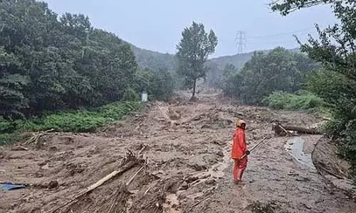 मूसलाधार बारिश से भूस्खलन, 9 की मौत, कई लापता