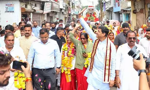 Indore: सफाई कर्मचारियों को उनके अथक प्रयासों के लिए सम्मानित किया गया