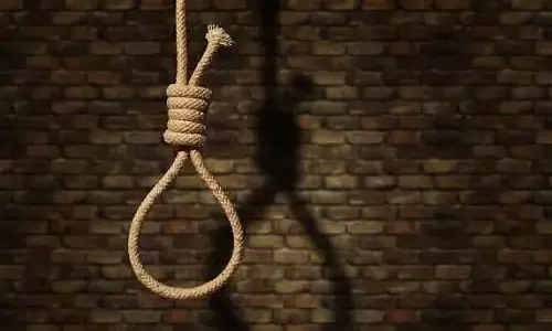 Indore: कर्ज में डूबे कपड़ा व्यापारी ने की आत्महत्या, 5 पुरुषों और 1 महिला पर केस दर्ज Indore: कर्ज में डूबे कपड़ा व्यापारी ने की आत्महत्या, 5 पुरुषों और 1 महिला पर केस दर्ज