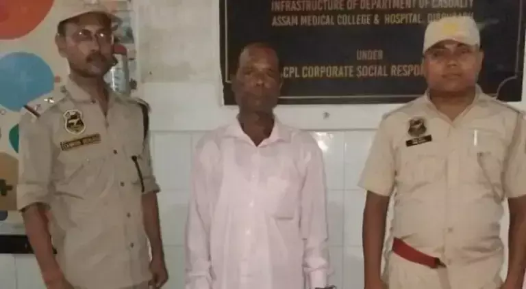 Assam: पत्थर से पत्नी की हत्या के आरोप में व्यक्ति गिरफ्तार Assam: पत्थर से पत्नी की हत्या के आरोप में व्यक्ति गिरफ्तार