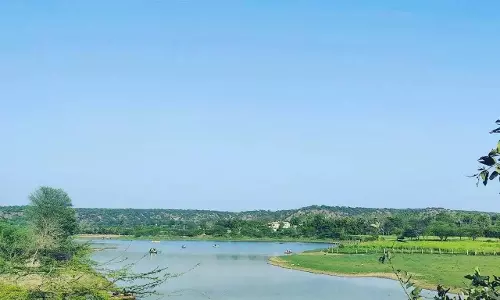 Lifestyle: गुरुग्राम में शीतला माता मंदिर से सिर्फ 28 किलोमीटर दूर यह झील मानसून में स्वर्ग जैसी दिखती है