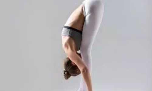 Yoga Tips: कम पानी पीने से हो सकती हैं कई स्वास्थ्य समस्याएं, ये योगासन इलाज में करेंगे मदद Yoga Tips: कम पानी पीने से हो सकती हैं कई स्वास्थ्य समस्याएं, ये योगासन इलाज में करेंगे मदद