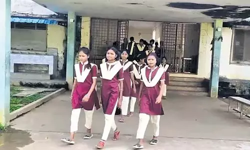 Bhadrachalam आदिवासी गर्ल्स कॉलेज में नाश्ते में कीड़े मिले, छात्राओं ने विरोध प्रदर्शन किया Bhadrachalam आदिवासी गर्ल्स कॉलेज में नाश्ते में कीड़े मिले, छात्राओं ने विरोध प्रदर्शन किया