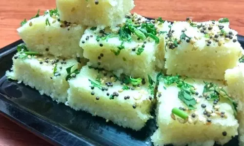 Rava Dhokla: बनाएं ये स्वादिष्ट डिश