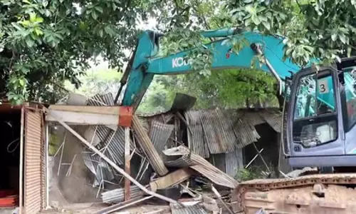 फर्नीचर मार्केट पर चला बुलडोजर, 100 से ज्यादा दुकानें तोड़ी गई