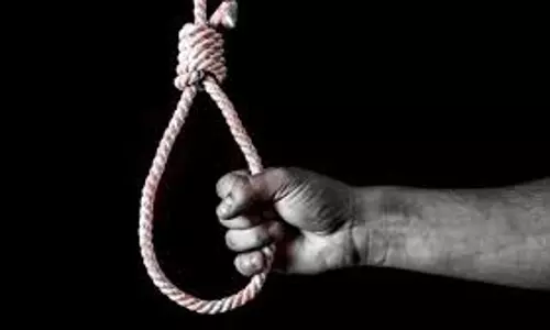 Firozabad: फांसी के फंदे पर झूला नगर पालिका कर्मी Firozabad: फांसी के फंदे पर झूला नगर पालिका कर्मी