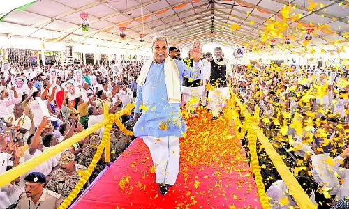 साधना सम्मेलन CM के गृहनगर की ताकत; रैंप पर उतरे नेता साधना सम्मेलन CM के गृहनगर की ताकत; रैंप पर उतरे नेता