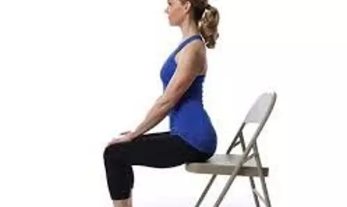 Easy Yoga :ऑफिस में कुर्सी पर बैठे-बैठे होता है बदन दर्द, तो पांच मिनट निकालकर करें ये योगासन