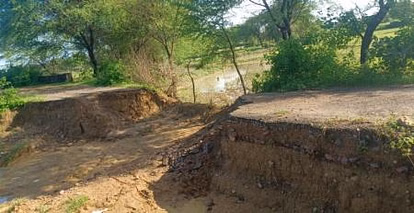 Mahoba: तेज बारिश ने तोड़ा बनियातला रोड का संपर्क Mahoba: तेज बारिश ने तोड़ा बनियातला रोड का संपर्क