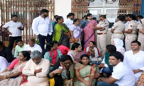 पुरी में नाबालिग लड़की को आग लगाने के बाद बीजद, कांग्रेस ने किया प्रदर्शन