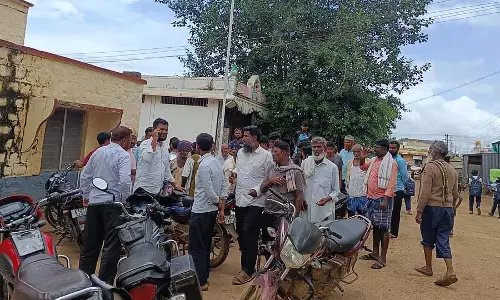उर्वरक की कमी: कनवल्ली के किसान आक्रोशित उर्वरक की कमी: कनवल्ली के किसान आक्रोशित