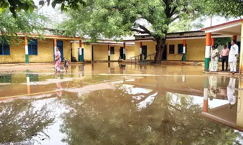 स्कूल परिसर में पानी; कार्रवाई की मांग स्कूल परिसर में पानी; कार्रवाई की मांग