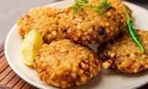 Sawan Vrat Recipe: सोमवार व्रत के लिए बनाएं हेल्दी और फलाहारी साबूदाना पूरी, जानें आसान तरीका