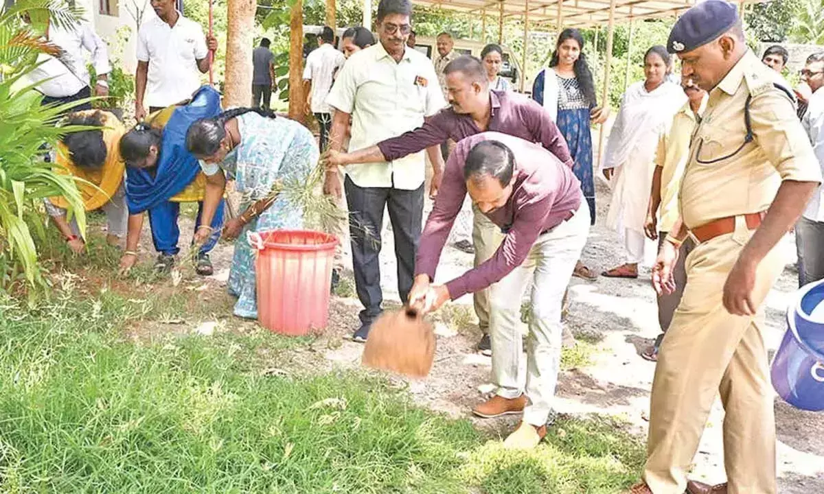 Andhra: लोगों से सार्थक बदलाव के लिए सरल आदतें अपनाने का आग्रह Andhra: लोगों से सार्थक बदलाव के लिए सरल आदतें अपनाने का आग्रह