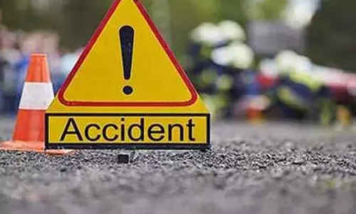 कार का टायर फटने से हादसा: एक ही परिवार के 4 सदस्यों की मौत कार का टायर फटने से हादसा: एक ही परिवार के 4 सदस्यों की मौत