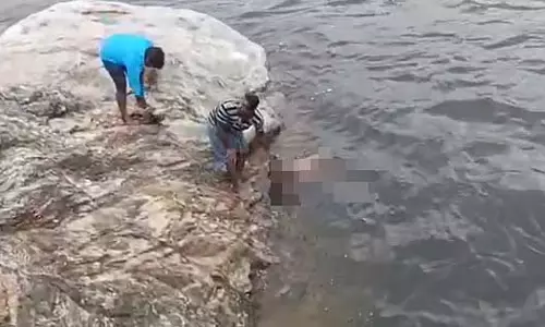 मेट्टूर बांध के उफान पर आए पानी में बहे बुजुर्ग को अस्पताल में भर्ती कराया गया