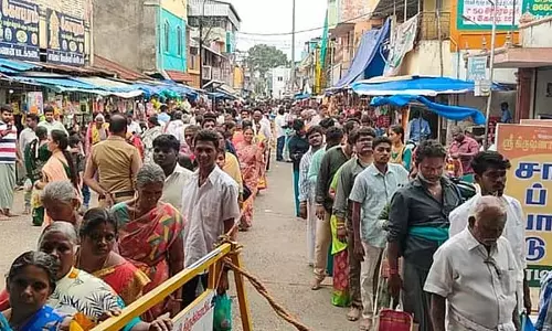 Adikruthigai : स्वामीमलाई मुरुगन मंदिर में भक्तों का जमावड़ा Adikruthigai : स्वामीमलाई मुरुगन मंदिर में भक्तों का जमावड़ा