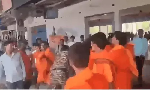 यूपी में CRPF जवान पर हमला: 3 कांवड़िये गिरफ्तार यूपी में CRPF जवान पर हमला: 3 कांवड़िये गिरफ्तार