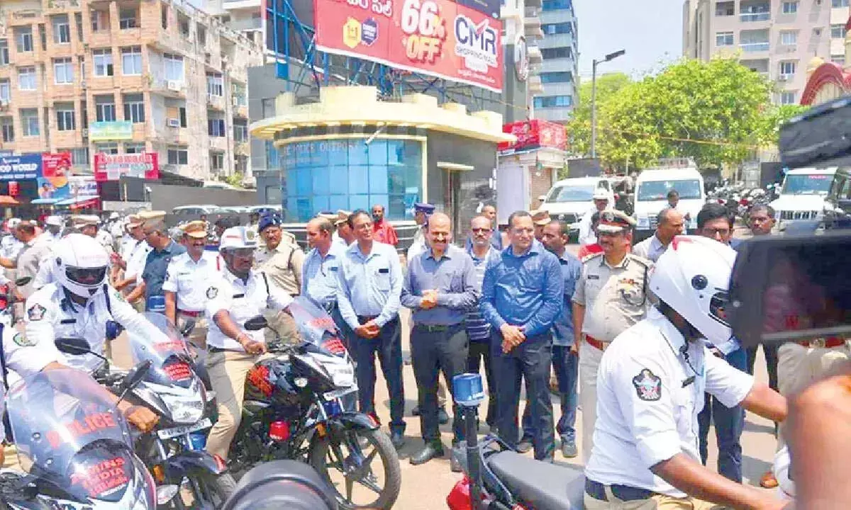 Andhra: यातायात पुलिस को 25 मोटरसाइकिलों का बेड़ा मिला Andhra: यातायात पुलिस को 25 मोटरसाइकिलों का बेड़ा मिला