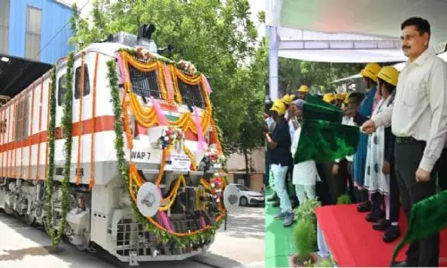 Banaras: बरेका में मात्र 8 वर्षों में तैयार हुआ 2500वां विद्युत इंजन Banaras: बरेका में मात्र 8 वर्षों में तैयार हुआ 2500वां विद्युत इंजन