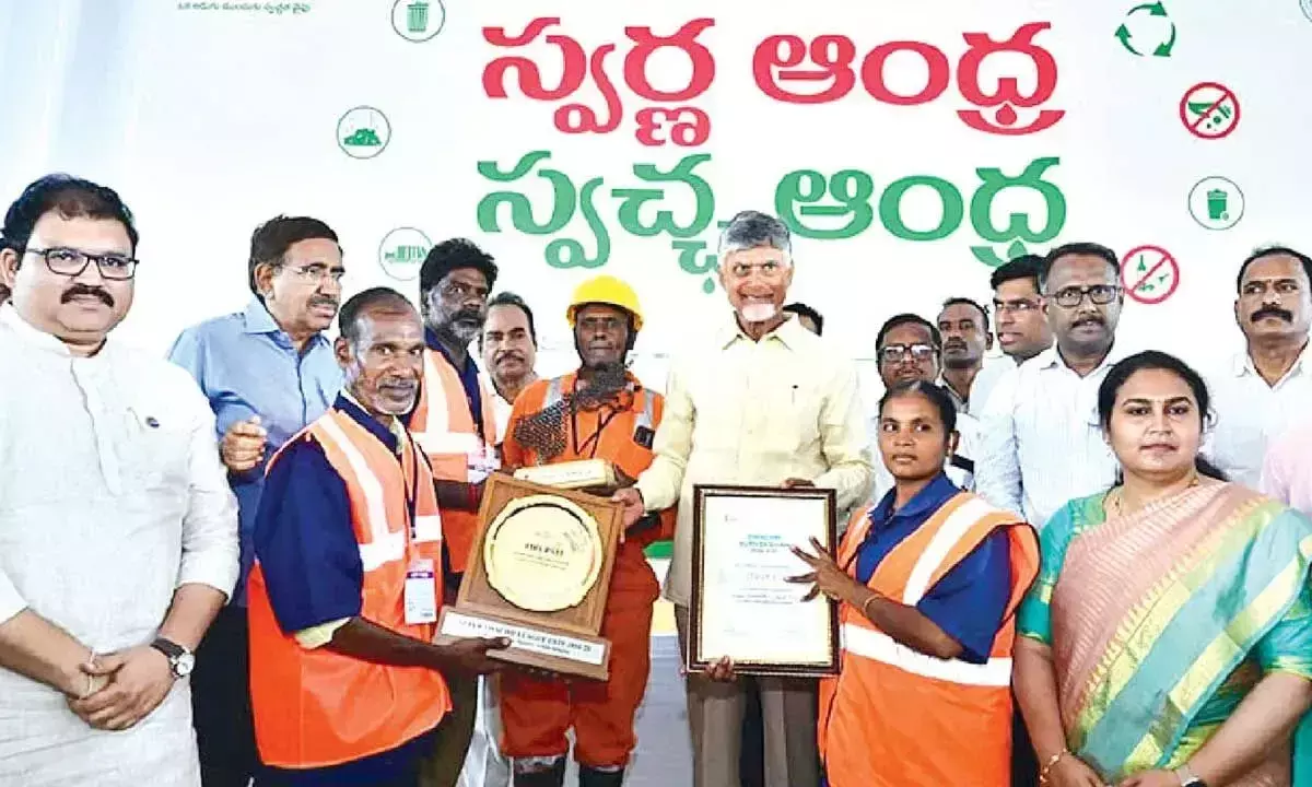 Andhra: मुख्यमंत्री ने सफाई कर्मचारियों को सम्मानित किया Andhra: मुख्यमंत्री ने सफाई कर्मचारियों को सम्मानित किया