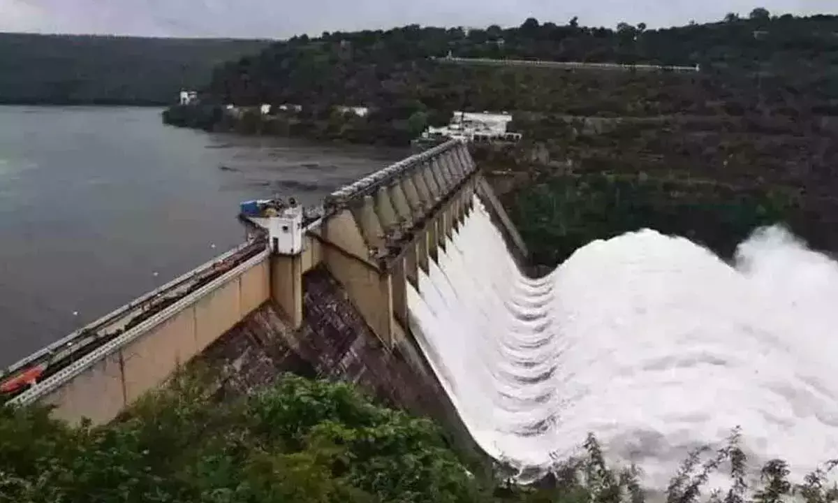 Andhra: श्रीशैलम जलाशय में बाढ़ का प्रवाह जारी Andhra: श्रीशैलम जलाशय में बाढ़ का प्रवाह जारी