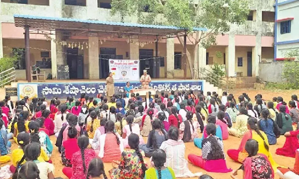 Andhra: पुलिस ने नेल्लोर जिले में जागरूकता शिविर आयोजित किए Andhra: पुलिस ने नेल्लोर जिले में जागरूकता शिविर आयोजित किए