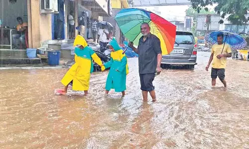 दो दिनों की भारी बारिश से Hyderabad जलमग्न