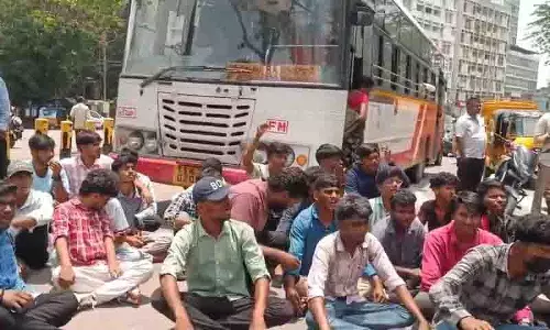 Nizam College के छात्रों ने हॉस्टल की मांग को लेकर किया प्रदर्शन, यातायात बाधित