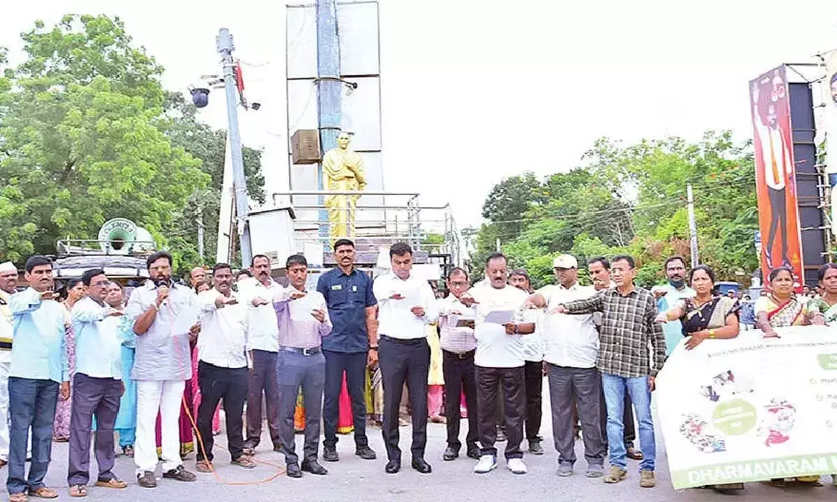 Andhra: सत्य साईं जिले को प्लास्टिक मुक्त बनाएं Andhra: सत्य साईं जिले को प्लास्टिक मुक्त बनाएं