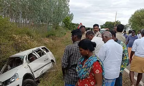थिरुकोविलुर के पास खाई में पलटी कार: 4 लोगों की मौत