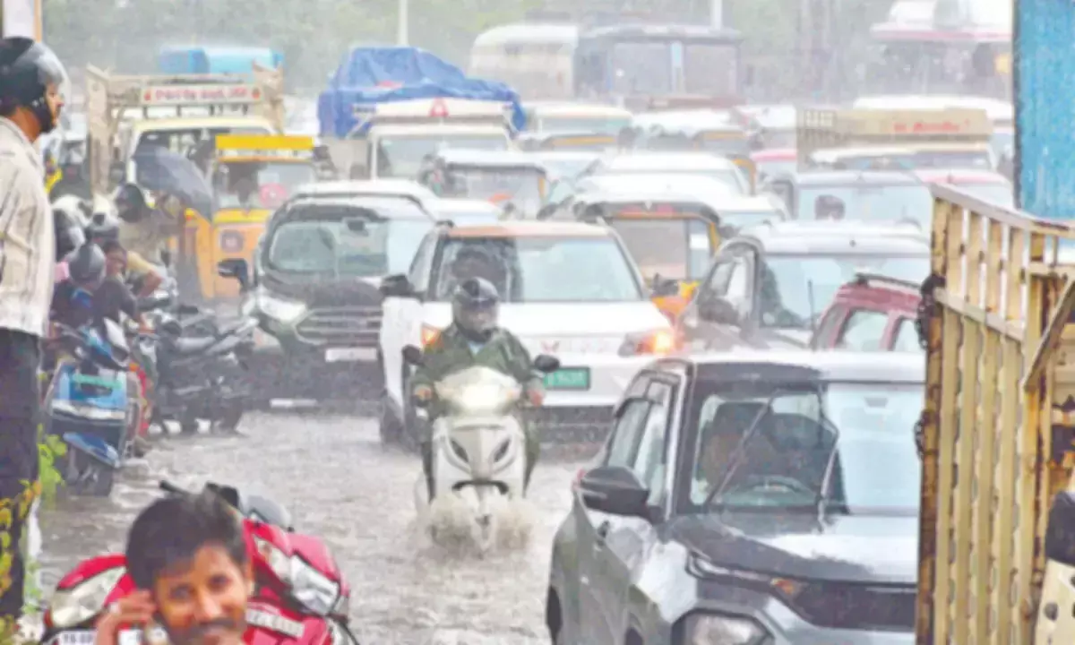 Telangana: हैदराबाद में भारी बारिश से बाढ़ Telangana: हैदराबाद में भारी बारिश से बाढ़