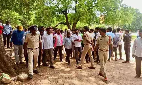 बानाकाचेरला विरोध प्रदर्शन के दौरान उस्मानिया विश्वविद्यालय में BRS छात्र विंग के नेता गिरफ्तार बानाकाचेरला विरोध प्रदर्शन के दौरान उस्मानिया विश्वविद्यालय में BRS छात्र विंग के नेता गिरफ्तार