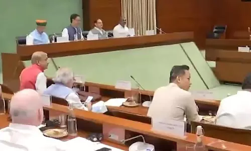 Delhi : मानसून सत्र से पहले सरकार ने की सर्वदलीय बैठक