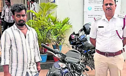 Karnataka : बीयर पीते हुए बाइक चलाने पर मामला दर्ज Karnataka : बीयर पीते हुए बाइक चलाने पर मामला दर्ज