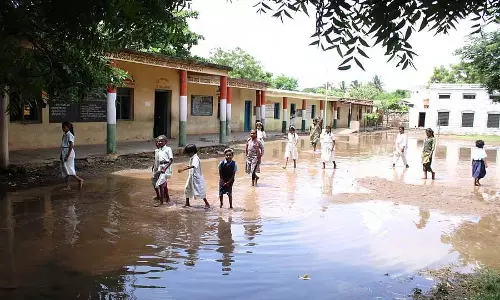 Devarahipparagi : स्कूल परिसर में बारिश का पानी भर गया, बच्चों की परेड Devarahipparagi : स्कूल परिसर में बारिश का पानी भर गया, बच्चों की परेड