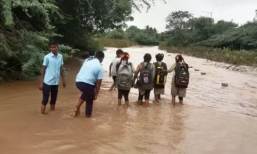 Koppal : बाढ़ के कारण स्कूली बच्चे परेशान