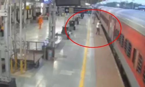 RPF जवान बना देवदूत, बुजुर्ग की ऐसे बचाई जान, देखें VIDEO