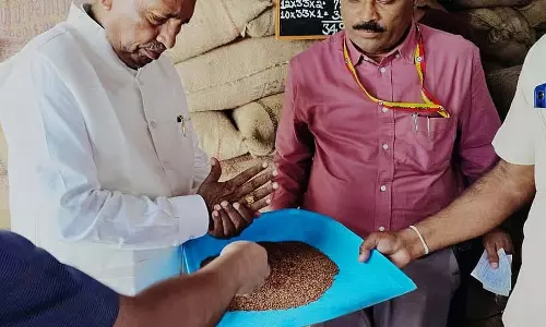 Mysore: मंत्री ने थोक दुकान का निरीक्षण किया Mysore: मंत्री ने थोक दुकान का निरीक्षण किया