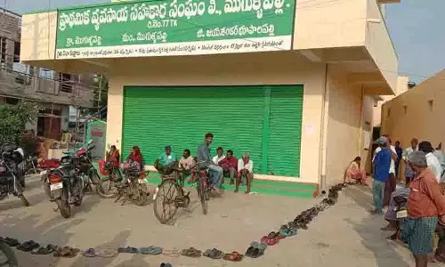 उर्वरक संकट गहराया, खम्मम, वारंगल में सरकार की निष्क्रियता के खिलाफ BRS ने धरना दिया उर्वरक संकट गहराया, खम्मम, वारंगल में सरकार की निष्क्रियता के खिलाफ BRS ने धरना दिया