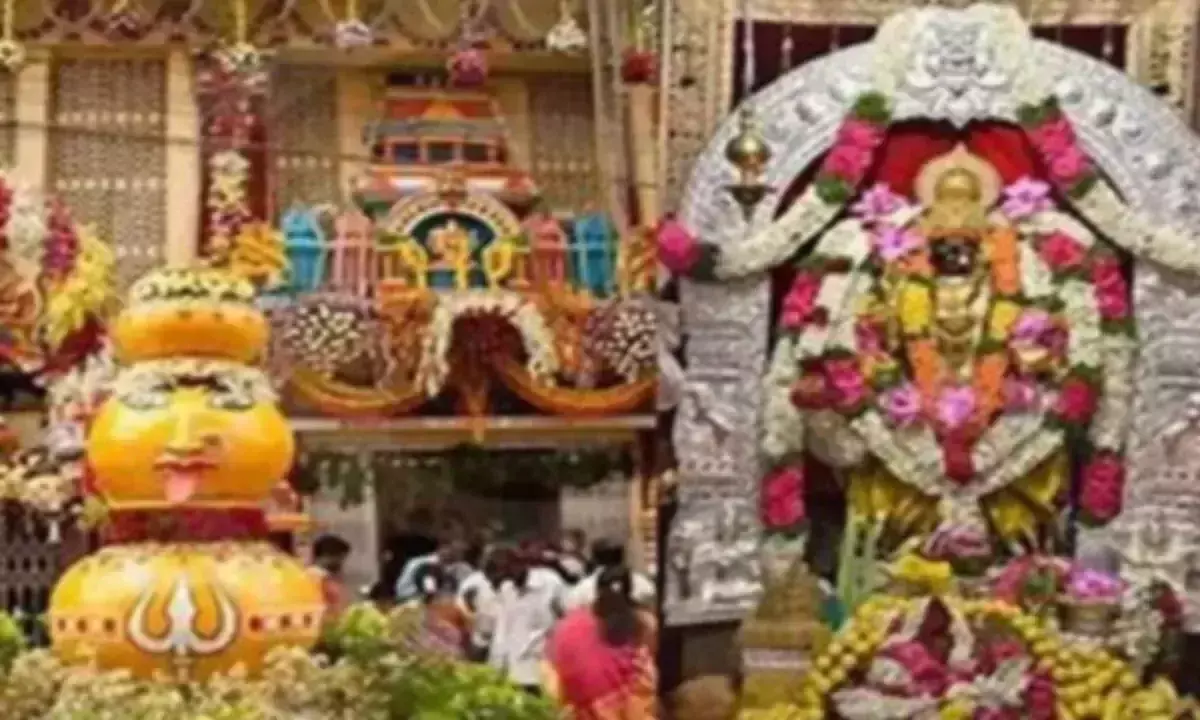 Telangana: महानकाली बोनालू उत्सव के लिए लाल दरवाजा पर भक्तों का तांता लगा हुआ है Telangana: महानकाली बोनालू उत्सव के लिए लाल दरवाजा पर भक्तों का तांता लगा हुआ है