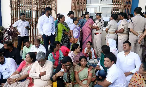 Puri में नाबालिग लड़की को आग लगाने के बाद बीजद-कांग्रेस ने किया प्रदर्शन