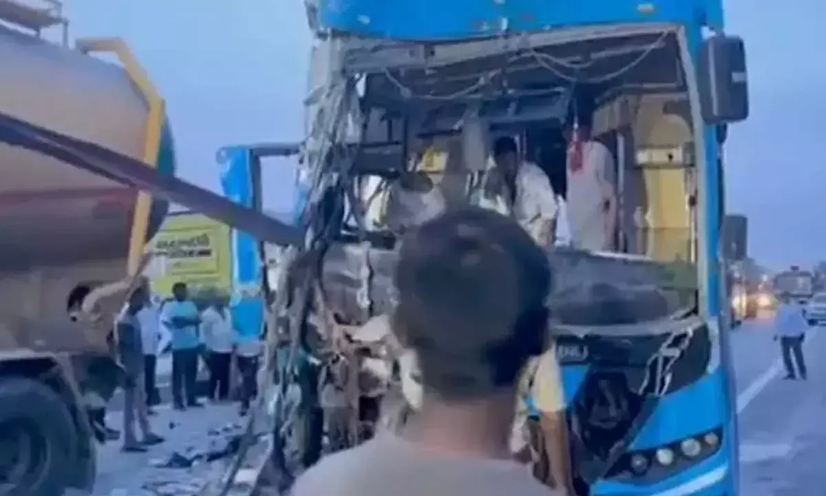 Telangana: नलगोंडा में डबल डेकर बस लॉरी से टकराई Telangana: नलगोंडा में डबल डेकर बस लॉरी से टकराई