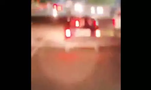 LIVE वीडियो दबंगई का, सड़क पर दिखा ऐसा मंजर... LIVE वीडियो दबंगई का, सड़क पर दिखा ऐसा मंजर...