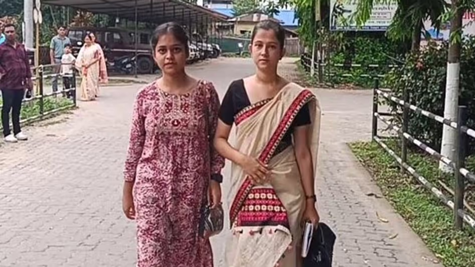Assam : जोरहाट की दो लड़कियां एक दिन के लिए उपायुक्त बनीं