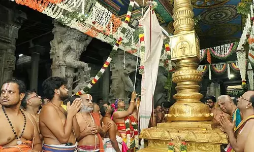 श्रीविल्लीपुथुर अंडाल मंदिर आदिपुरथ थेरोतम: ध्वजारोहण के साथ आरंभ श्रीविल्लीपुथुर अंडाल मंदिर आदिपुरथ थेरोतम: ध्वजारोहण के साथ आरंभ