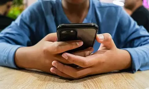 MP : लड़के ने स्मार्टफोन की चाहत पूरी करने के लिए मोबाइल की दुकान में घुसकर 7 फोन चुरा लिए MP : लड़के ने स्मार्टफोन की चाहत पूरी करने के लिए मोबाइल की दुकान में घुसकर 7 फोन चुरा लिए