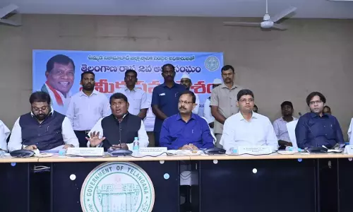 Telangana: वित्त पैनल प्रमुख ने स्थानीय निकायों से अपने संसाधनों का उपयोग करने को कहा Telangana: वित्त पैनल प्रमुख ने स्थानीय निकायों से अपने संसाधनों का उपयोग करने को कहा