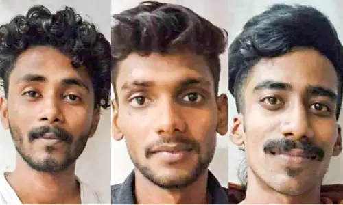 Kerala : स्कूल परिसर से गांजा के साथ तीन गिरफ्तार Kerala : स्कूल परिसर से गांजा के साथ तीन गिरफ्तार